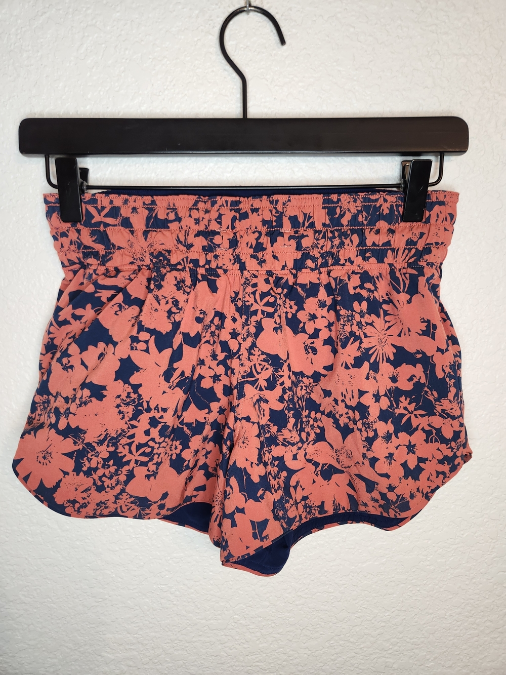 Lululemon Women's 2 3"Length Blue Red Splatter REVERSIBLE Choose a Side Shorts